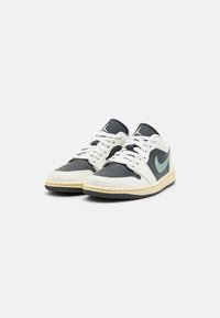 Jordan AIR JORDAN 1 LOW - Tenisice - anthracite/jade smoke/sail/legend sand