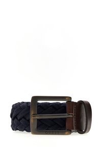 Geflochtener marineblauer Stoffgürtel mit dunkler Metallschnalle und braunem Lederloop, "GUESS" auf der Schnalle graviert.