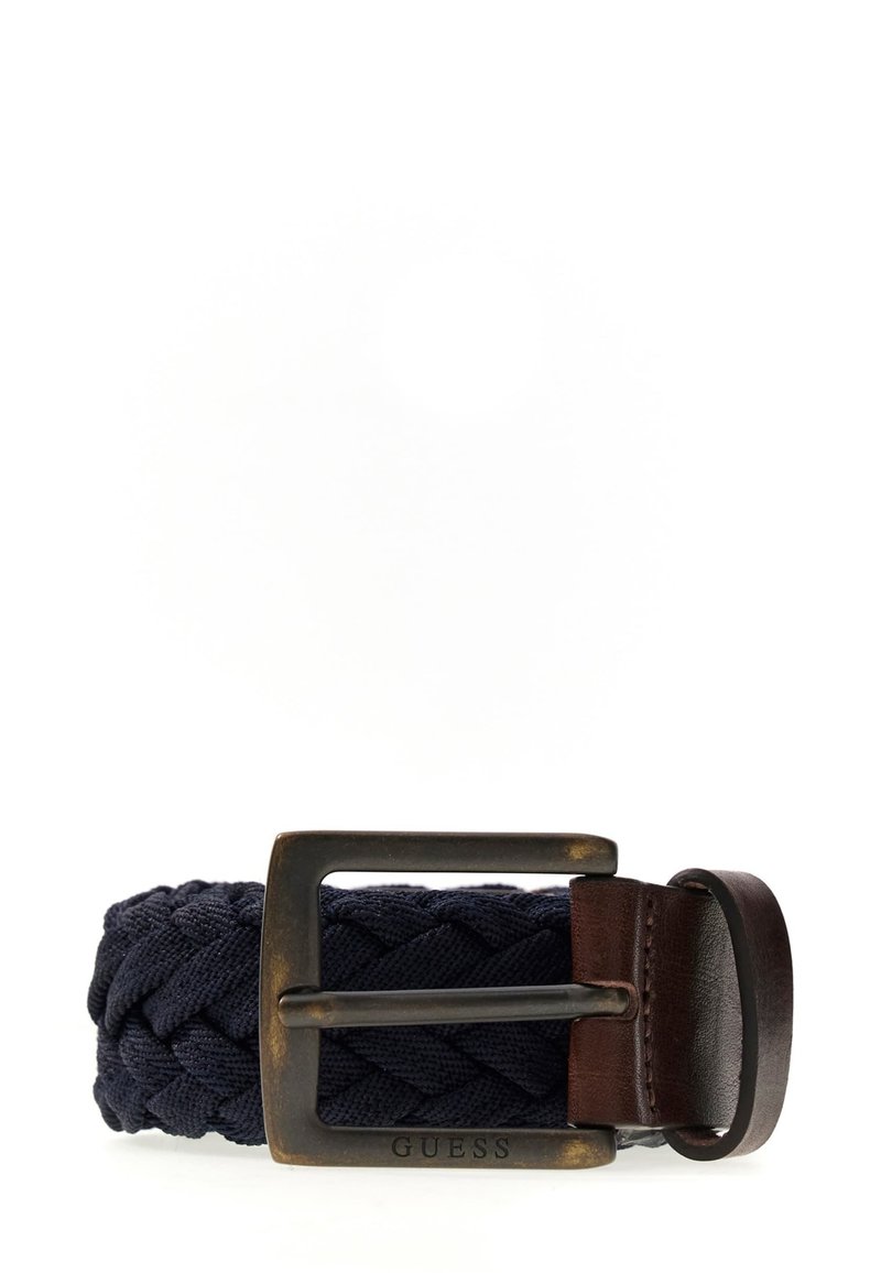 Geflochtener marineblauer Stoffgürtel mit dunkler Metallschnalle und braunem Lederloop, "GUESS" auf der Schnalle graviert.