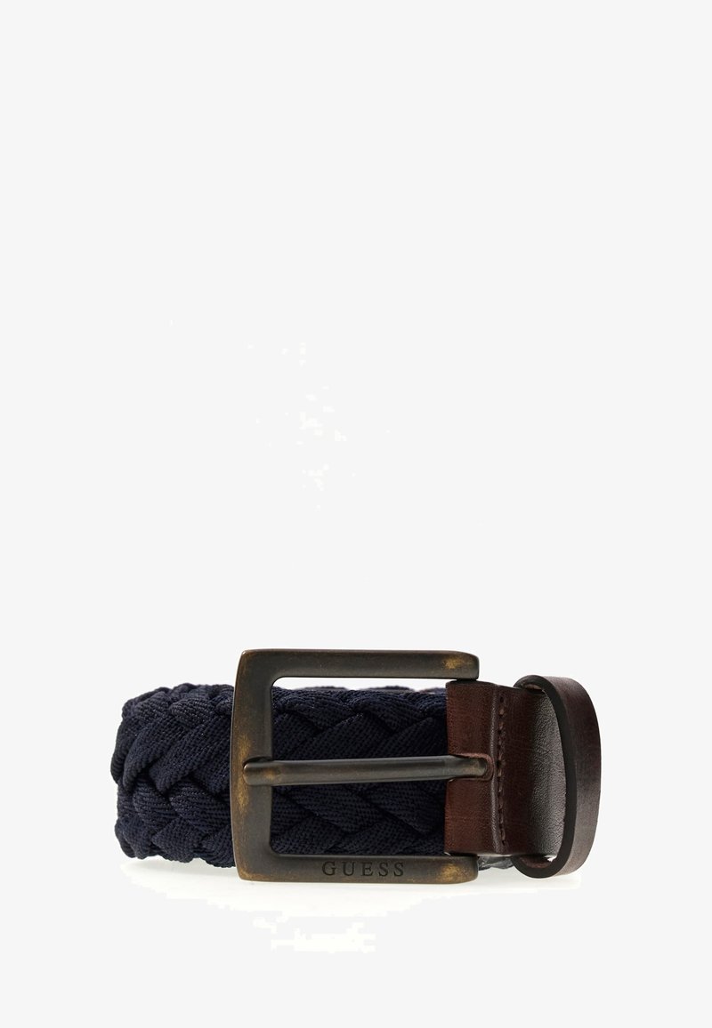 Cintura in tessuto intrecciato blu navy con fibbia in metallo scuro e anello in pelle marrone, con la scritta "GUESS" incisa sulla fibbia.
