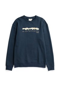 Navy blauwe sweatshirt gemaakt van zacht materiaal, met een bergafbeelding en "IN LOVE WITH NATURE" in witte en lichte kleuren.