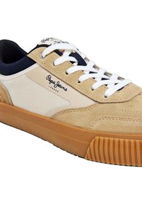 Beige en marineblauwe sneaker met suède en mesh panelen, witte veters, een getextureerde gumzool en het logo van "Pepe Jeans London" aan de zijkant.
