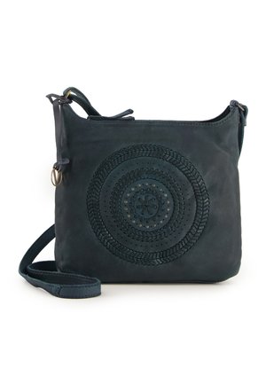 Dunkelblaues Leder-Crossbody-Tasche mit rundem, geprägtem Design, geflochtenen Akzenten und Metallnieten. Verfügt über einen verstellbaren Riemen und einen oberen Reißverschluss.
