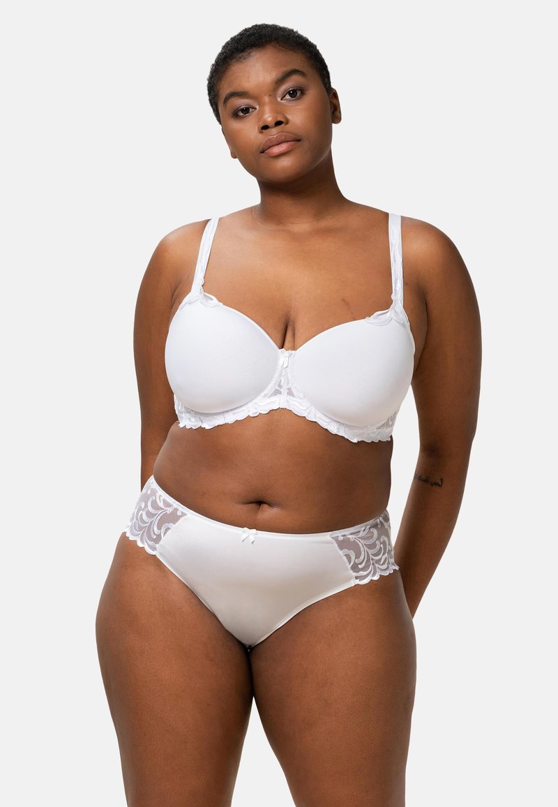 Ensemble de lingerie blanche comprenant un soutien-gorge rembourré lisse avec bordure en dentelle florale et une culotte taille haute assortie avec détails en dentelle et accents de nœuds.