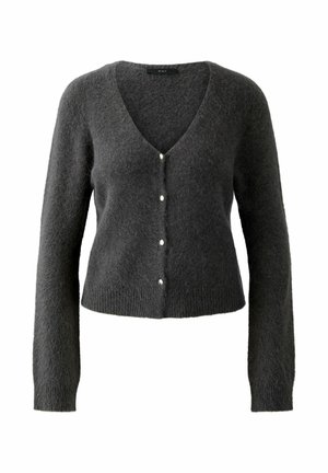 Dunkelgrauer Cardigan aus weichem, flauschigem Material. Er verfügt über einen V-Ausschnitt, lange Ärmel und fünf perlenartige Knöpfe an der Vorderseite.