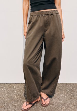 PULL&BEAR, ELASTICATED WAIST - BARREL TROUSERS - Pantalon classique - brown