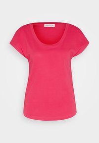 Kortærmet t-shirt med rund hals i lys pink, lavet af blødt bomuld, med en afslappet pasform og glat tekstur. Mærket synligt indeni halsudskæringen.