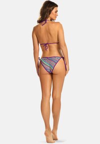 Wielokolorowy bikini w paski. Halter z możliwością regulacji i związania po bokach dolnej części. Wykonane z lekkiego materiału do kąpieli.