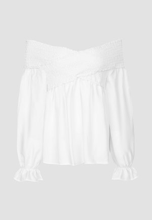 Blouse blanche à épaules dénudées avec un buste smocké, des manches longues bouffantes et des poignets volantés. Tissu doux et léger avec une texture lisse.