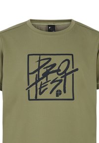 Camiseta verde oliva hecha de tejido texturizado, con un logotipo gráfico negro en un contorno rectangular centrado en el pecho.