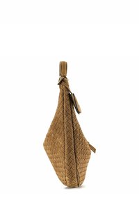 Sac en cuir marron tissé avec une forme effilée, doté d'une poignée supérieure et d'une petite étiquette. Surface texturée avec une finition douce.