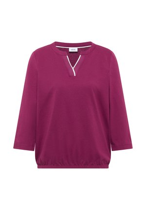 Blouse magenta à manches longues avec fente en V bordée de blanc et ourlet élastique, étiquetée "Cecil" au niveau de la nuque arrière.