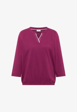 Blusa a maniche lunghe color magenta con scollo a V con fessura bordato di bianco ed orlo elastico, con etichetta "Cecil" sul retro del collo.