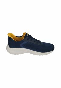 Scarpa sportiva blu navy con una parte superiore texturizzata, interno giallo, allacciatura strutturata e una suola bianca ammortizzata.