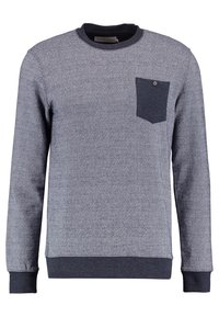 Felpa grigia a maniche lunghe con un motivo testurizzato, taschino blu navy sul petto, polsini a coste e collo a giro.