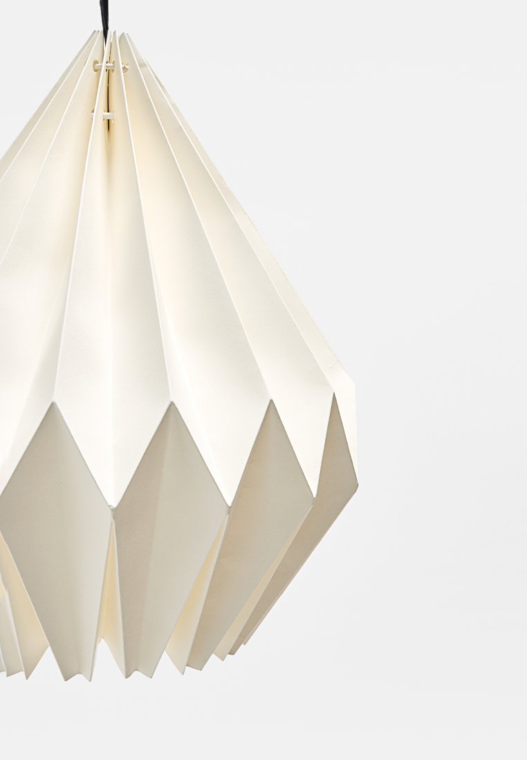 Weißer Papierpendelleuchte mit geometrischem, gefaltetem Design, ausgestattet mit einem schwarzen Aufhänger und einer insgesamt strukturierten Oberfläche.
