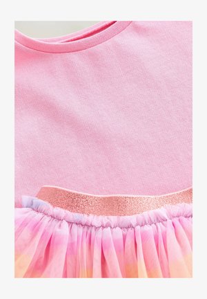 Top din material roz, cu decolteu rotund, având un brâu strălucitor de culoare roz aurie și straturi de tul moale în nuanțe de roz și degrade pastel.