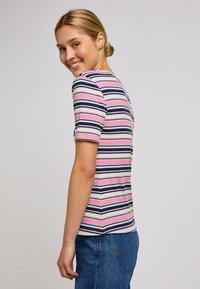 T-shirt w paski w kolorze różowym, granatowym, zielonym i białym. Krótkie rękawy i dopasowany krój. Płaska szew przy dekolcie i delikatne wycięcie z tyłu.