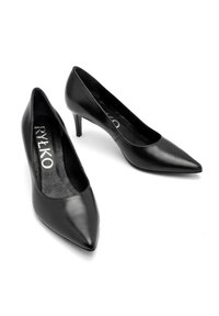 Czarne skórzane szpilki z wydłużonym noskiem, smukłym obcasem, gładką fakturą i logowaną wkładką. Minimalistyczny design bez ozdobnych akcentów.