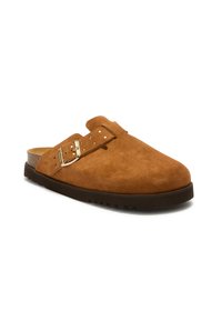 Brune ruskind slip-on sko med rund tå, justerbar spænde rem og tekstureret gummisål med zigzag mønster.