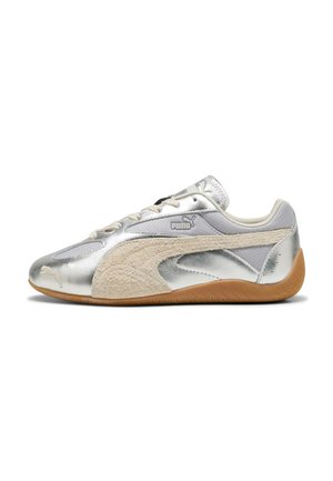 Sneaker Puma argento e beige con suola in gomma, design con lacci e logo Puma sul lato e sulla linguetta, mostrata dal profilo sinistro.