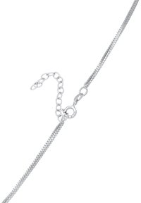 Collana in metallo color argento con un design liscio e piatto e un motivo a maglie, dotata di chiusura a moschettone e catena di estensione regolabile.