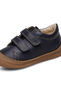 Námořnické kožené boty s dvěma nastavitelnými suchými zipy, perforovanými detaily a světlou hnědou gumovou podrážkou. Zaoblená špička a polstrovaný interiér.