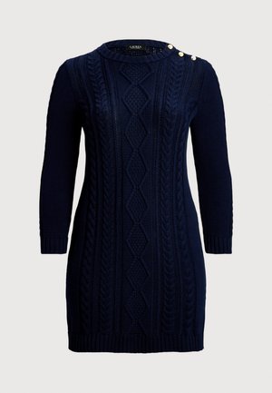 Robe pull tricotée bleu marine avec un motif en torsades, un col rond et trois boutons décoratifs sur l'épaule gauche.