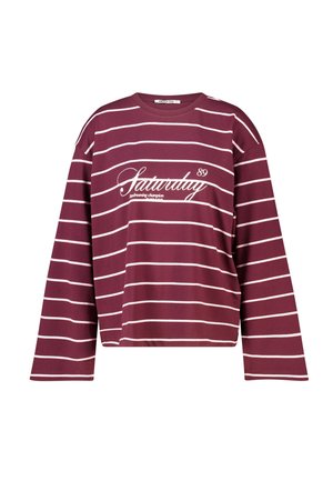 Langarmig bordeauxrood shirt met witte horizontale strepen en witte tekst "Saturday 89 daydreaming champion" op het midden voorkant.