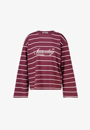 Langarmig bordeauxrood shirt met witte horizontale strepen en witte tekst "Saturday 89 daydreaming champion" op het midden voorkant.