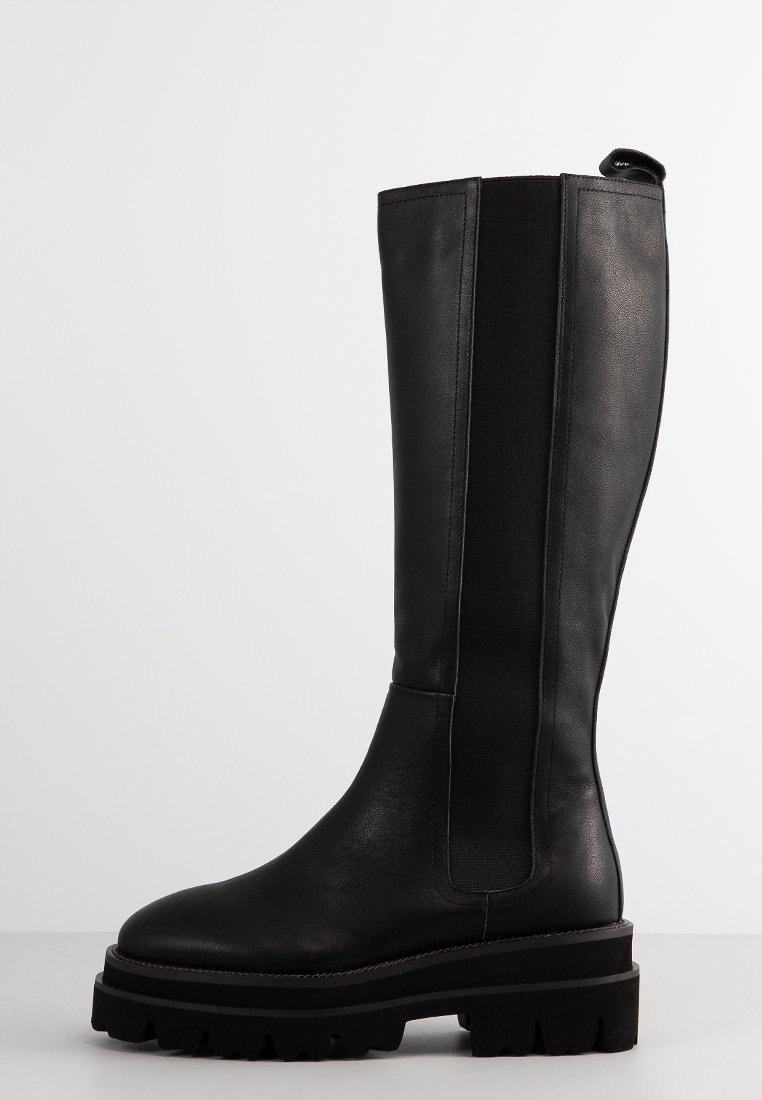 Schwarzer kniehoher Stiefel aus glattem Leder mit elastischen Seitenpaneelen, dicker Profilsohle und Zugschlaufe oben für einfaches Anziehen.