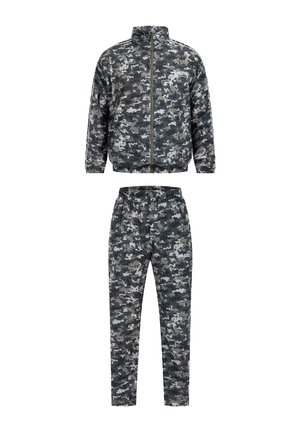 Chándal de patrón de camuflaje en tonos de gris y negro. Cuenta con una chaqueta con cremallera y cuello alto, y pantalones con cinturilla elástica.
