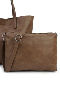 Bruine leren tote bag met een gestructureerd oppervlak, voorzien van een soepele kleinere tas met ritssluiting en een verstelbare schouderriem.