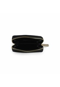 Portafoglio nero con zip, dal design testurizzato, zip dorata e due scomparti interni per organizzare gli oggetti.