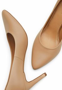 Décolleté in pelle beige con punta affusolata e lati scavati. Texture liscia con minimal cuciture e tacco sottile.