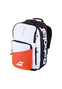 Zwart, wit en oranje Babolat rugzak met meerdere ritscompartimenten en zichtbaar logo op de zijkant en het voorvak.