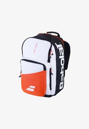 Witte en oranje rugzak met zwarte accenten, voorzien van verstelbare schouderbanden, ritszakken en een logo in vet lettertype.