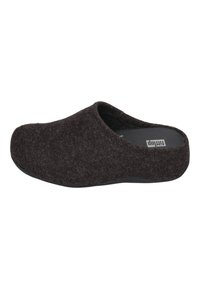 Sabots en feutre brun avec un design à dos ouvert, bout arrondi, surface texturée et semelle en caoutchouc noir. Chaussures simples et fonctionnelles.