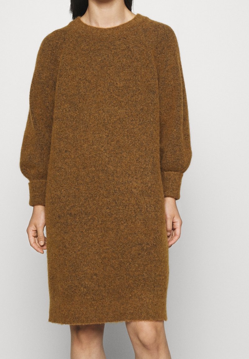 Brun ullblandad klänning med avslappnad passform, långa puffärmar och rund halsringning. Mjuk, strukturerad tyg med knä-lång skärning.