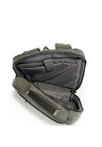 Grijze laptoptas met een gestructureerde buitenkant, grote open compartiment, en binnenvakken. Voorzien van een ritssluiting en verstelbare banden.