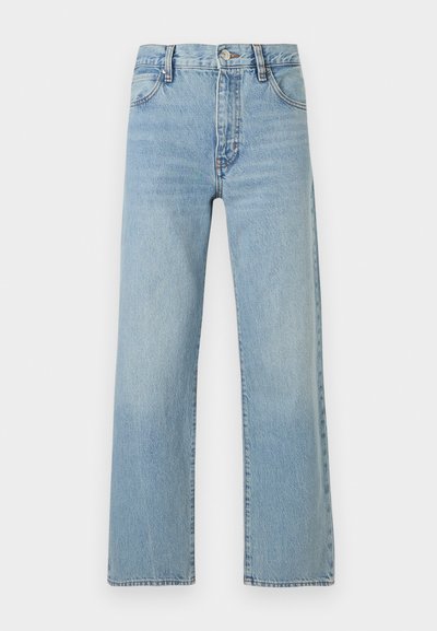 Ανοιχτό μπλε τζιν ψηλόμεσο με ίσια γραμμή στο πόδι, με μπροστινό κλείσιμο με κουμπί και φερμουάρ, μπροστινές και πίσω τσέπες, απεικονίζεται σε απλό φόντο.