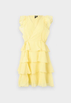 Gelbes Wickelkleid mit rüschierten Ärmeln und gestuften Lagen, mit tailliertem Bund und weichem, leichtem Stoff.