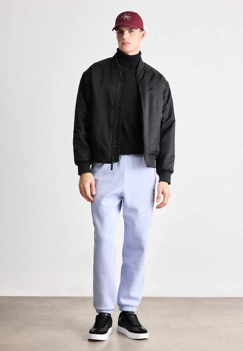 Calvin Klein RETRO GRAPHIC - Teplákové kalhoty - casual blue