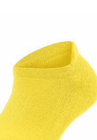 Calzettoni gialli alla caviglia realizzati in tessuto lavorato a maglia, caratterizzati da una superficie liscia e un bordo senza cuciture. Progettati per il comfort e una vestibilità aderente.