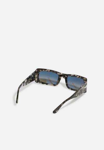 Ochelari de soare cu un cadru pătrat, din plastic cu un model de camuflaj întunecat, cu lentile în degrade albastru și brațe negre drepte.