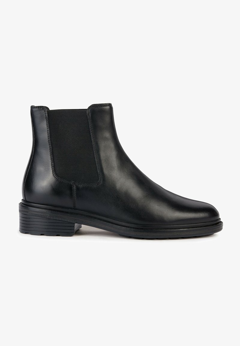 Bottines Chelsea en cuir noir avec panneaux latéraux élastiques, bout arrondi et semelle en caoutchouc texturée. Finition lisse avec des détails de couture subtils.