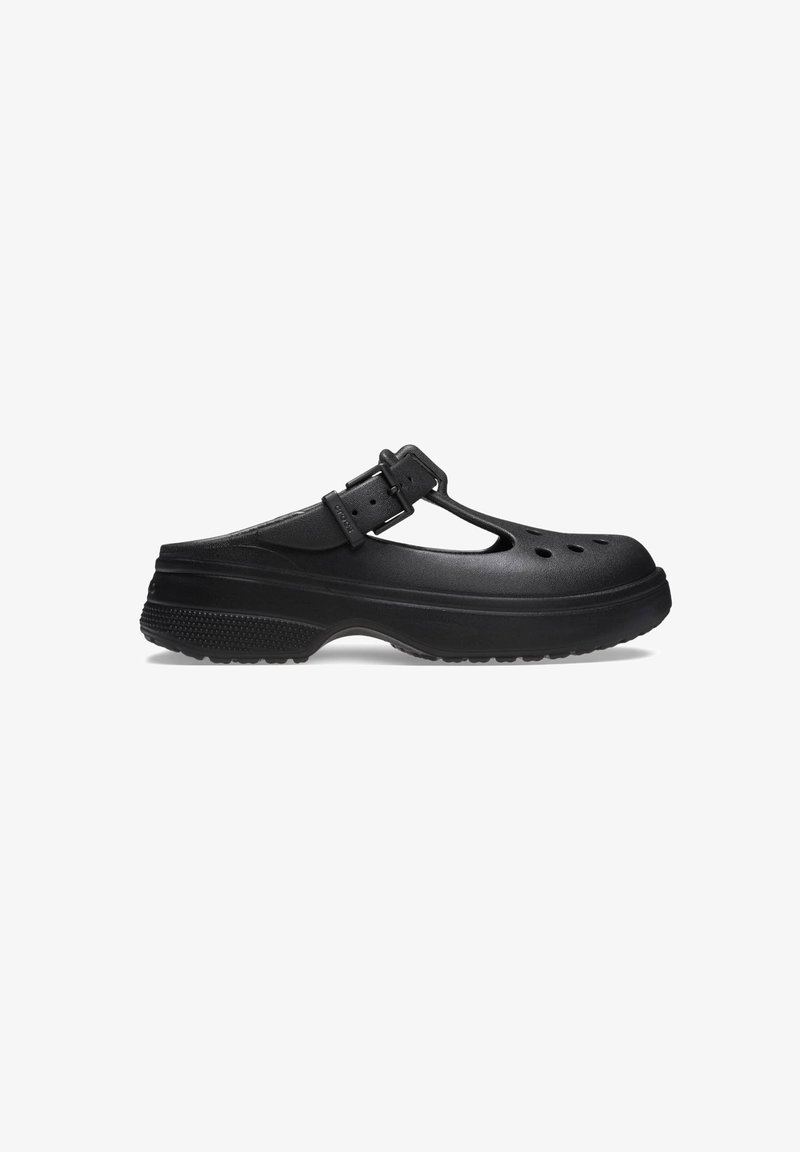 Chausson noir en style sabot en matériau synthétique durable. Présente un design à découpes avec des trous de ventilation et une sangle réglable. Semelle texturée.