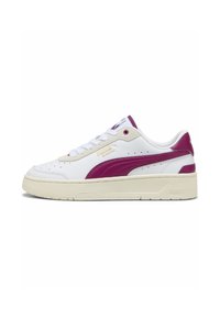 Zapatillas de piel blanca con acentos en rosa intenso, punta redondeada y suela de goma texturizada. Presenta el logo de Puma en dorado en un lado.