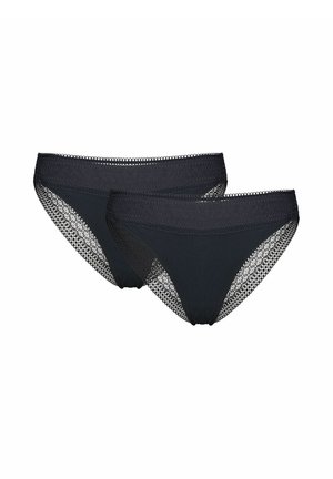 Dwie czarne damskie majtki bikini z siatkowanymi bokami oraz gładkim materiałem z przodu i w pasie na białym tle.