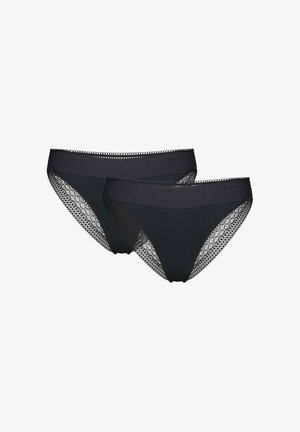 Zwei schwarze Damen-Bikinislips mit Netzeinsätzen an den Seiten und durchgehendem Stoff vorne und am Bund auf weißem Hintergrund.
